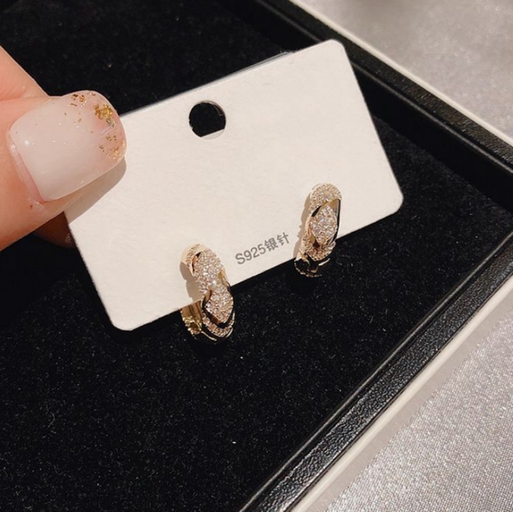 NEW YELLOW GOLD PLATED DIAMOND AZTEC HUGGIE HOOPS - Picture 3 of 6